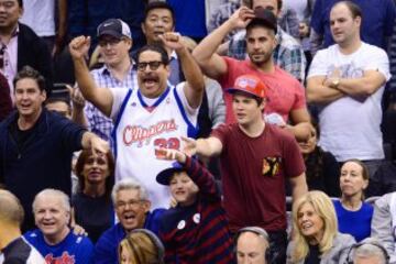Los actores Erik Griffin and Adam DeVine, en el Staples.