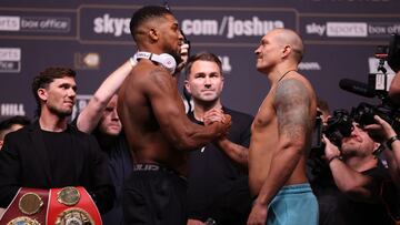 Anthony Joshua y Oleksander Usyk en el pesaje previo a su combate.