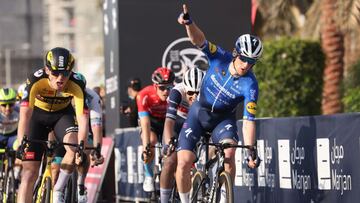 Sam Bennett celebra su victoria en la cuarta etapa del UAE Tour con llegada a Al Marjan.