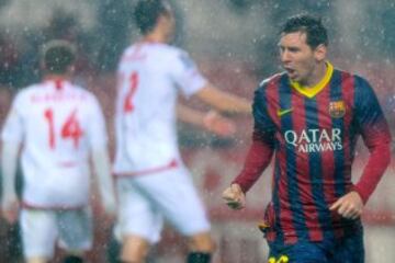 En muchos deportes, la lluvia es factor para saber si se desarrolla o no su práctica. En el americano, sólo una tormenta eléctrica puede suspender el juego. En el fútbol, se puede jugar con lluvia, siempre y cuando el balón tenga un bote adecuado descartando los posibles charcos. En el automovilismo, se puede correr con una lluvia ligera pero ante una severa es necesario detener. En el tenis, así como en el béisbol, ante la primera muestra de lluvia sobre el terreno, el juego se suspende hasta que cese la inclemencia meteorológica.