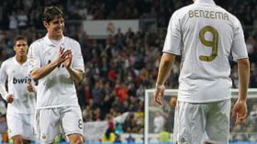 <b>OVACIÓN A KARIM.</b> Kaká aplaude a Benzema después de que marcara el tercer gol del Madrid y el primero en su cuenta particular. Al fondo, Arbeloa, Xabi, Ramos y Varane.