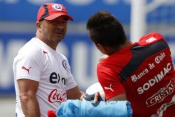 El entrenador de la seleccion chilena Jorge Sampaoli, centro, conversa con Eduardo Vargas.