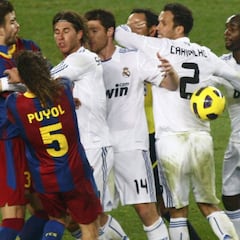 Clásico de negro sobre fondo blanco