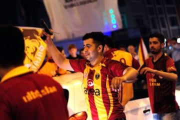 Fan芍ticos del equipo Galatasaray celebran, la Superliga de Campeones de Turqu赤a, en Estambul (Turqu赤a). El Galatasaray logr車 su vig谷simo t赤tulo de campe車n de la Liga turca, tras el empate (2-2) cosechado hoy por el Fenerbahce, segundo clasificado, en su visita al campo del Istanbul Basaksehir.