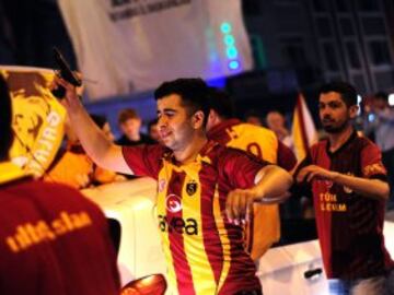 Fanáticos del equipo Galatasaray celebran, la Superliga de Campeones de Turquía, en Estambul (Turquía). El Galatasaray logró su vigésimo título de campeón de la Liga turca, tras el empate (2-2) cosechado hoy por el Fenerbahce, segundo clasificado, en su visita al campo del Istanbul Basaksehir. 