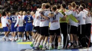 ALEGRÍA GERMANA. La renovada selección alemana celebra un triunfo con el que no contaba.