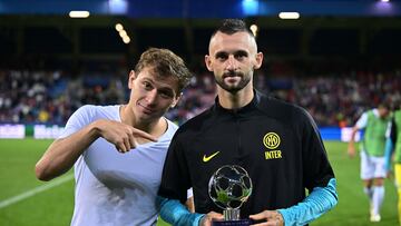 Nicoló Barella señala a Marcelo Brozovic mientras posa con el trofeo al Mejor Jugador del Partido tras un encuentro de Champions League con el Inter de Milán.