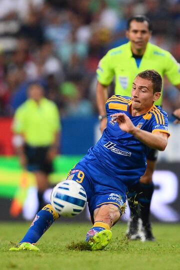 En junio de 2014, Tigres de la UANL presentó a Marco Ruben como su flamante refuerzo. El delantero argentino jugó apenas 13 partidos con los felinos y anotó un gol. El exjugador del Villarreal regresó a Rosario Central en donde se reencontró con su mejor versión. Con este equipo se convirtió en campeón de goleo de la liga argentina en 2015. En su paso por Brasil consiguió una Copa de Brasil y una Copa Paranaense con el Atlético Paranaense.