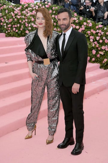 La actriz Emma Stone y el diseñador de moda Nicolas Ghesquière.