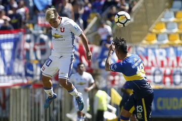 El jugador de Universidad De Chile Yeferson Soteldo, izquierda, disputa el balon con Cristian Suarez de Everton durante el partido de primera division en el estadio Sausalito de Vina del Mar, Chile.