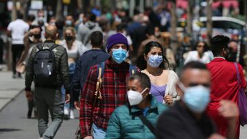 Varias personas caminan en Gran Vía durante el primer día laboral tras el estado de alarma, a 10 de mayo de 2021, en Madrid (España). Tras el fin del segundo estado de alarma, que tuvo lugar ayer domingo 9 de mayo, la Comunidad de Madrid ha eliminado el cierre perimetral y el toque de queda, pero mantiene las limitaciones en zonas básicas de salud y retrasa los cierres: los comerciales a las 23:00 y hostelería a las 00:00 horas. Por otra parte, la Consejería de Sanidad recomienda que la participación en agrupaciones de personas para el desarrollo de cualquier actividad o evento de carácter familiar, social o lúdico, tanto en la vía pública como en espacios públicos, se limite a un número máximo de seis personas salvo que se trate de convivientes. En Madrid se mantiene además la obligatoriedad del uso de mascarilla.
10 MAYO 2021;VIAJES;ESTADO DE ALARMA;FIN ESTADO DE ALARMA;MASCARILLA;TIENDAS;COMERCIO
Cézaro De Luca / Europa Press
10/05/2021