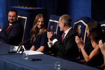La Princesa Leonor aplaudida por el Rey Felipe VI y la Reina Letizia tras su discurso.