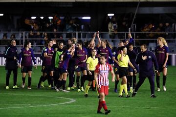 Las jugadoras del Barcelona celebran la victoria ante el Atlético de Madrid.
