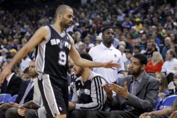 Tony Parker, felicitado por Tim Duncan, que descansó.