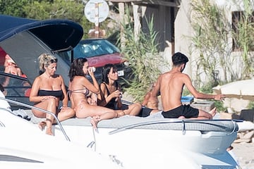Sebasti¨¢n Yatra y Aitana disfrutan de unos d¨ªas de vacaciones en Ibiza navegando en un barco.
