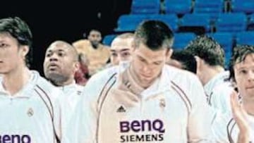 <b>ABATIDOS. </b>Los jugadores del Real Madrid se marcharon desolados de la Copa tras ser claramente superados por el Winterthur en la final.