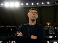 Argentina's Talleres de Cordoba Portuguese coach Pedro Caixinha looks on during the Copa Libertadores group stage football match between Argentina's Talleres de Cordoba and Brazil's Flamengo at the Mario Alberto Kempes stadium in Cordoba, Argentina, on May 4, 2022. (Photo by DIEGO LIMA / AFP)