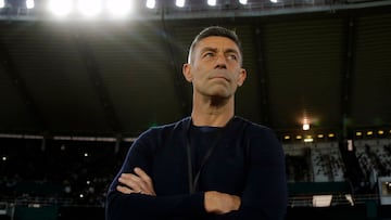 Argentina's Talleres de Cordoba Portuguese coach Pedro Caixinha looks on during the Copa Libertadores group stage football match between Argentina's Talleres de Cordoba and Brazil's Flamengo at the Mario Alberto Kempes stadium in Cordoba, Argentina, on May 4, 2022. (Photo by DIEGO LIMA / AFP)
