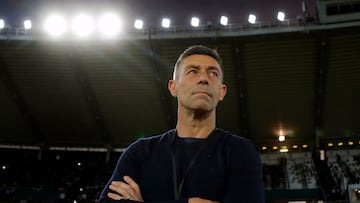 Argentina's Talleres de Cordoba Portuguese coach Pedro Caixinha looks on during the Copa Libertadores group stage football match between Argentina's Talleres de Cordoba and Brazil's Flamengo at the Mario Alberto Kempes stadium in Cordoba, Argentina, on May 4, 2022. (Photo by DIEGO LIMA / AFP)