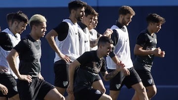 Entrenamientro del M&aacute;laga con la ausencia del lesionado Chavarr&iacute;a.