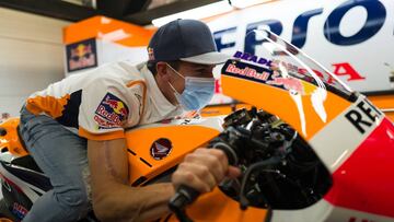 M&aacute;rquez se pas&oacute; por su box en Montmel&oacute;.