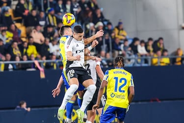 Aprobados y suspensos del Cádiz: San Emeterio impide la segunda de Garitano