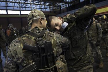 Todo detalle importa para que los 14 km se lleven lo mejor posible. La parte más temible es el charco, cerca de 10 metros que hay que cruzar y que tras 7 vueltas hacen que el uniforme y las botas pesen el doble. Protegerse con una cinta es lo poco permiti