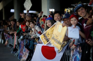 Los fans esperando al elenco de los Avengers en la alfombra roja, durante la premier mundial de Avengers: Endgame, en los Ángeles, California.