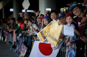 Los fans esperando al elenco de los Avengers en la alfombra roja, durante la premier mundial de Avengers: Endgame, en los Ángeles, California. 
