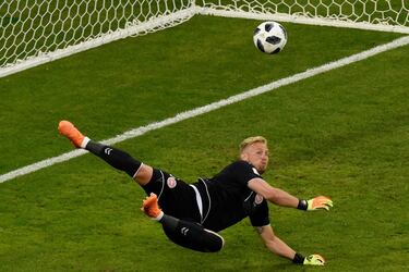 El hijo de la leyenda no decepcionó y en uno de los partidos más cerrados, entre Dinamarca y Perú, fue figura para que su selección cosechara los tres puntos. Schmeichel es uno de los líderes daneses y con él al mando el arco está seguro.

