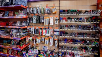 Bolígrafos en la librería-papelería 'Folder', a una semana del inicio del curso escolar en algunas comunidades autónomas, a 29 de agosto de 2022, en Pozuelo de Alarcón, Madrid (España). Los españoles prevén gastar de media 278 euros en la 'vuelta al cole', un 11% menos que en 2021 pese al incremento de precios. Para ello, tienen la intención de recurrir más al mercado de segunda mano, aprovechar el material de años anteriores y ofertas, además de sacrificar otros gastos, según datos del estudio Estacional del Observatorio Cetelem. El inicio del curso, ya sin restricciones por el coronavirus, está fijado entre el 5 y el 12 de septiembre. En esta ocasión también será escalonado según la comunidad autónoma y el curso académico.
29 AGOSTO 2022;MATERIAL ESCOLAR;VUELTA AL COLEGIO;SEPTIEMBRE;EDUCACIÓN
Ricardo Rubio / Europa Press
29/08/2022