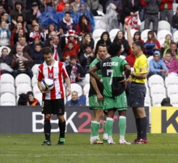 El árbitro Bernardino González Vázquez mostró 13 tarjetas amarillas, cuatro más por doble amonestación y una tarjeta roja directa. Temporada 2008-2009