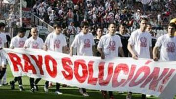 <b>SOLUCIÓN. </b>La plantilla denunció su situación con pancartas y camisetas reivindicativas en los partidos.