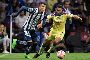 Pachuca's Colombian defender Nelson Deossa (L) and America's Uruguayan defender Sebastian Caceres fight for the ball during the Concacaf Champions Cup first leg semifinal football match between Mexico's America and Pachuca at the Azteca stadium in Mexico City on April 23, 2024.