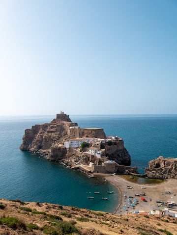 El Peñón de Vélez de la Gomera la cual separa ambos constituye la sección de frontera más pequeña del mundo, con apenas 85 metros de longitud. No está permitido cruzarla al no tener control de fronteras. Este islote está situado 138 kilómetros al oeste de Melilla.