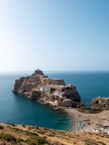 El Peñón de Vélez de la Gomera la cual separa ambos constituye la sección de frontera más pequeña del mundo, con apenas 85 metros de longitud. No está permitido cruzarla al no tener control de fronteras. Este islote está situado 138 kilómetros al oeste de Melilla.