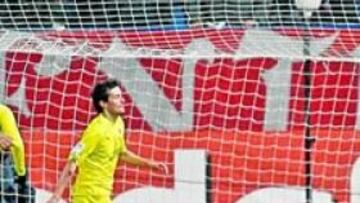 <b>DERROTADOS. </b>Camacho, Ujfalusi y Asenjo reflejan la desesperación del equipo al volver a perder un partido en los últimos minutos del encuentro.