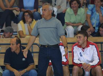 El balonmano espa?ol llora al t¨¦cnico Fran Teixeira, fallecido a los 63 a?os al no haber podido superar un c¨¢ncer contra el luchaba desde 2017, una enfermedad que no le impidi¨® seguir en el banquillo del BM Chapela, club al que entren¨® durante estos ¨²ltimos 14 a?os en Primera Nacional, hasta que anunci¨® su retirada al final del pasado curso. A lo largo de su carrera como entrenador, Teixeira dirigi¨® en la Liga Asobal a Academia Octavio, SD Teucro y Chapela, antes de emprender una aventura en Portugal, donde condujo a Gaia y Sporting Lisboa.
