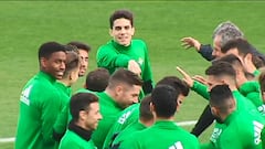 El recibimiento con collejas a Bartra en su primera sesión