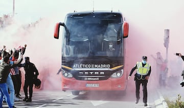 Llegada del autobús del Atlético de Madrid al estadio Metropolitano. 