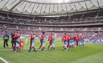 ¡El partido está a punto de comenzar! ¡Los futbolistas, saliendo del túnel de vestuarios!