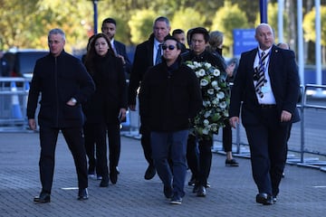 Aiyawatt Srivaddhanaprabha y Aimon Srivaddhanaprabha, el hijo y la esposa del presidente tailandés de Leicester City, Vichai Srivaddhanaprabha.