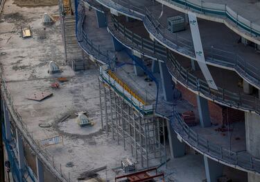 La cubierta es un elemento de máxima complejidad tecnológica, descrita como un "prodigio de la ingeniería", diseñada por la firma internacional Schlaich Bergermann Partner (SBP).