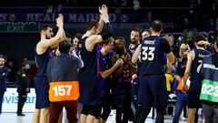 Los jugadores del Barcelona celebran una victoria en el WiZink Center ante el Real Madrid.