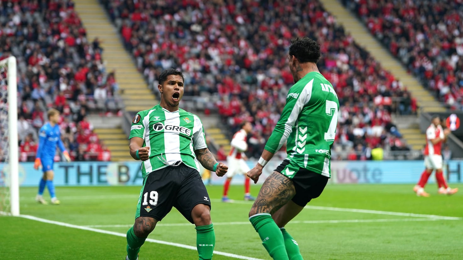 Jugadores del Betis celebrando el empate en Braga