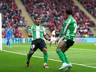 Juan Camilo Hernández defiende a Nelson Deossa