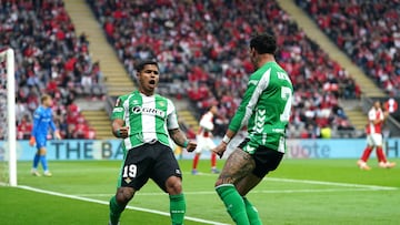 Cucho celebra su gol con Antony.