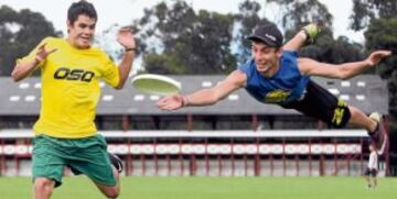 Los jugadores no pueden caminar ni correr mientras tengan el disco en las manos. El Ultimate es distinguido por su principio del "Espíritu de Juego", su alto rendimiento y la alegría del juego. El ultimate recoge elementos del fútbol, del baloncesto y del fútbol americano, sustituyendo el balón por un disco volador (frisbee). Una de sus características más llamativas es la ausencia de un árbitro, el deporte se regula por el espíritu deportivo de cada jugador y equipo. Sus orígenes se remontan al ámbito universitario estadounidense de los años 60, introduciéndose en Europa a principios de los años 80. A nivel mundial se estima que hay unos 300 000 jugadores distribuidos en aproximadamente 5000 equipos.