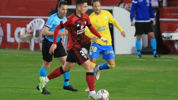 Pablo Mart&iacute;nez conduce el bal&oacute;n en el partido ante Las Palmas.