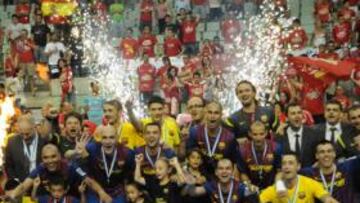 <b>CON EL TROFEO. </b>El Barça se impuso en el quinto partido de la final de Liga a ElPozo Murcia.
